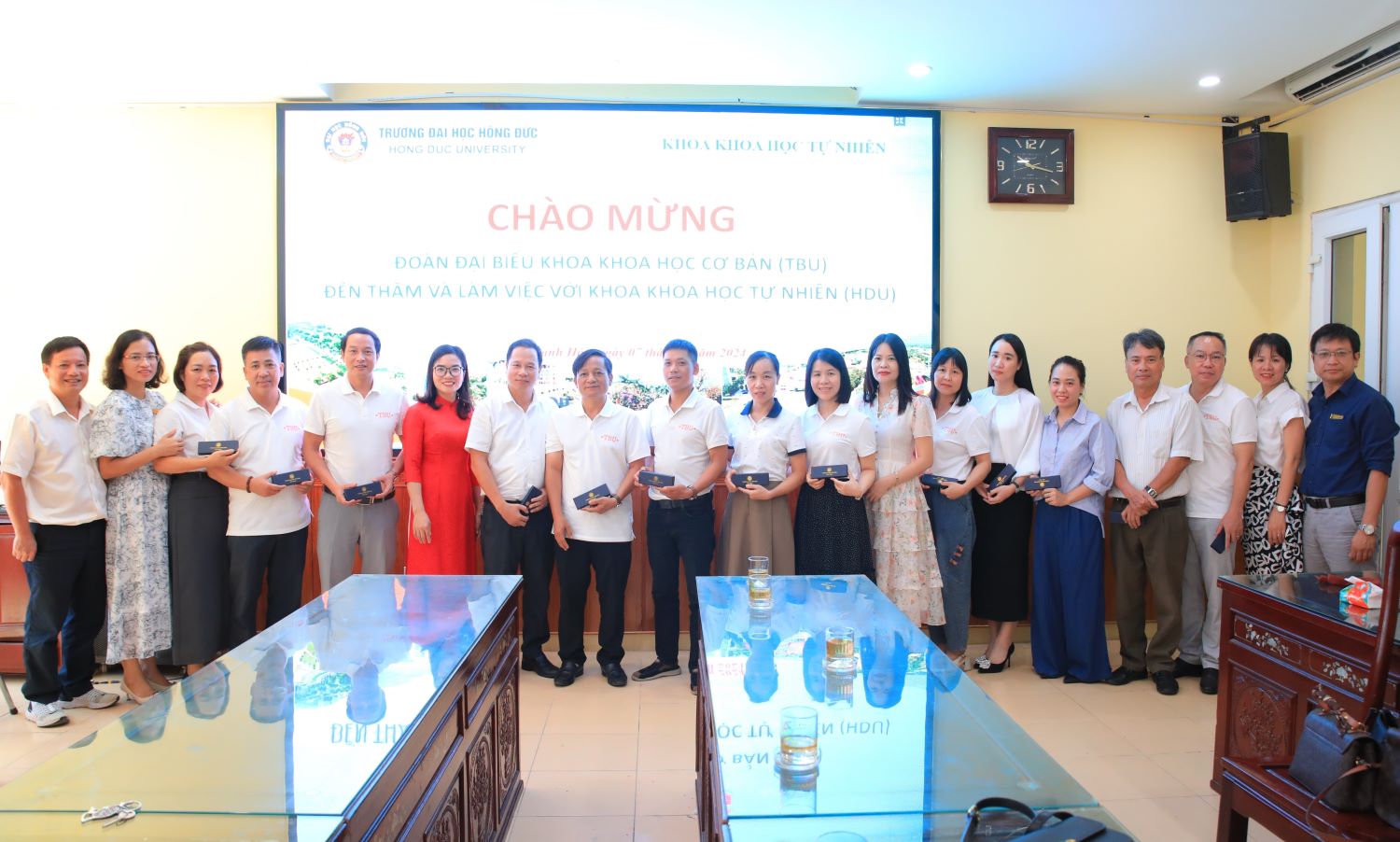 Đoàn công tác Khoa Khoa học cơ bản Trường Đại học Thái Bình đến thăm và làm việc tại Trường Đại học Hồng Đức